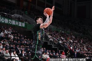 九游下载-外线没准星！张镇麟半场三分4中0拿到10分1助1帽