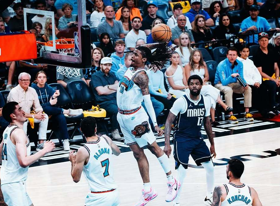 九游体育-3年1.26亿顶薪，球队老大也要走？美媒列3换1方案，勇士或成赢家