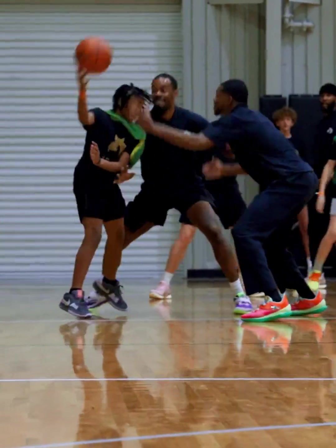 炸裂！福克斯在训练营中上演满月大风车空接 全场都嗨了