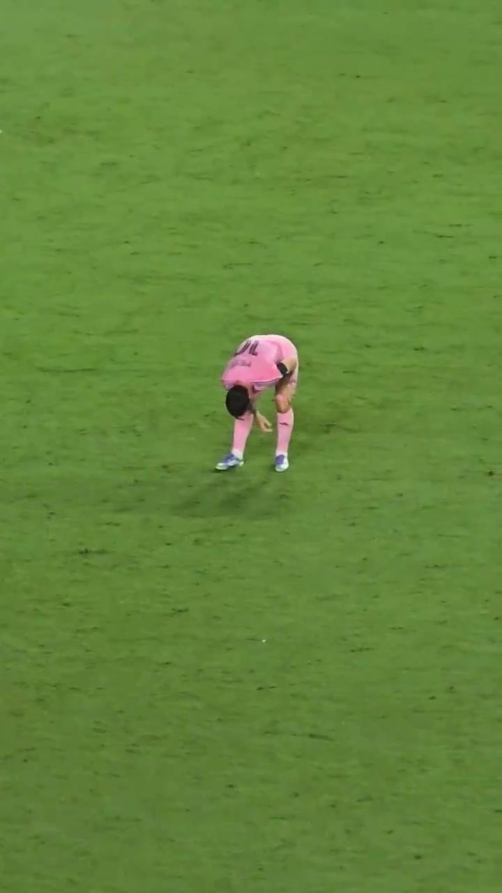 伤势未痊愈？迈阿密跟队晒视频：梅西比赛中多次按压自己的右腿