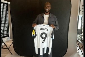 九游体育-记者晒照：新援维萨将身披纽卡斯尔9号球衣，转会费总价5500万镑