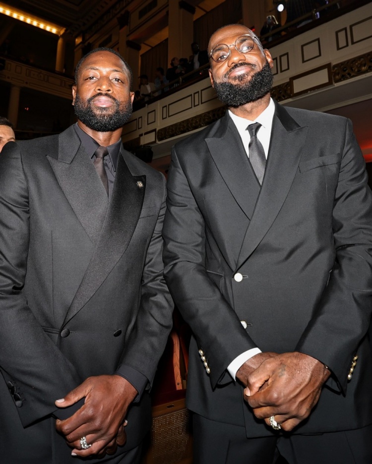 詹韦同框&amp;甜瓜魔兽获奖！NBA官方晒昨日名人堂现场照片