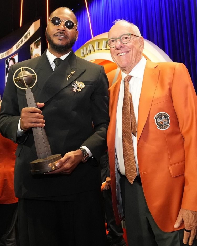 詹韦同框&amp;甜瓜魔兽获奖！NBA官方晒昨日名人堂现场照片