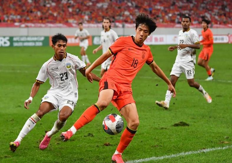 九游娱乐-向余望应打影锋 一将该首发！安东尼奥一锅乱炖 恐被袋鼠打成筛子