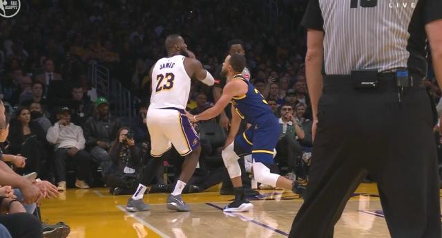 1710654331372015651.jpg 三分被吹+五次重开 詹姆斯纪录之夜却遭“熬老头”